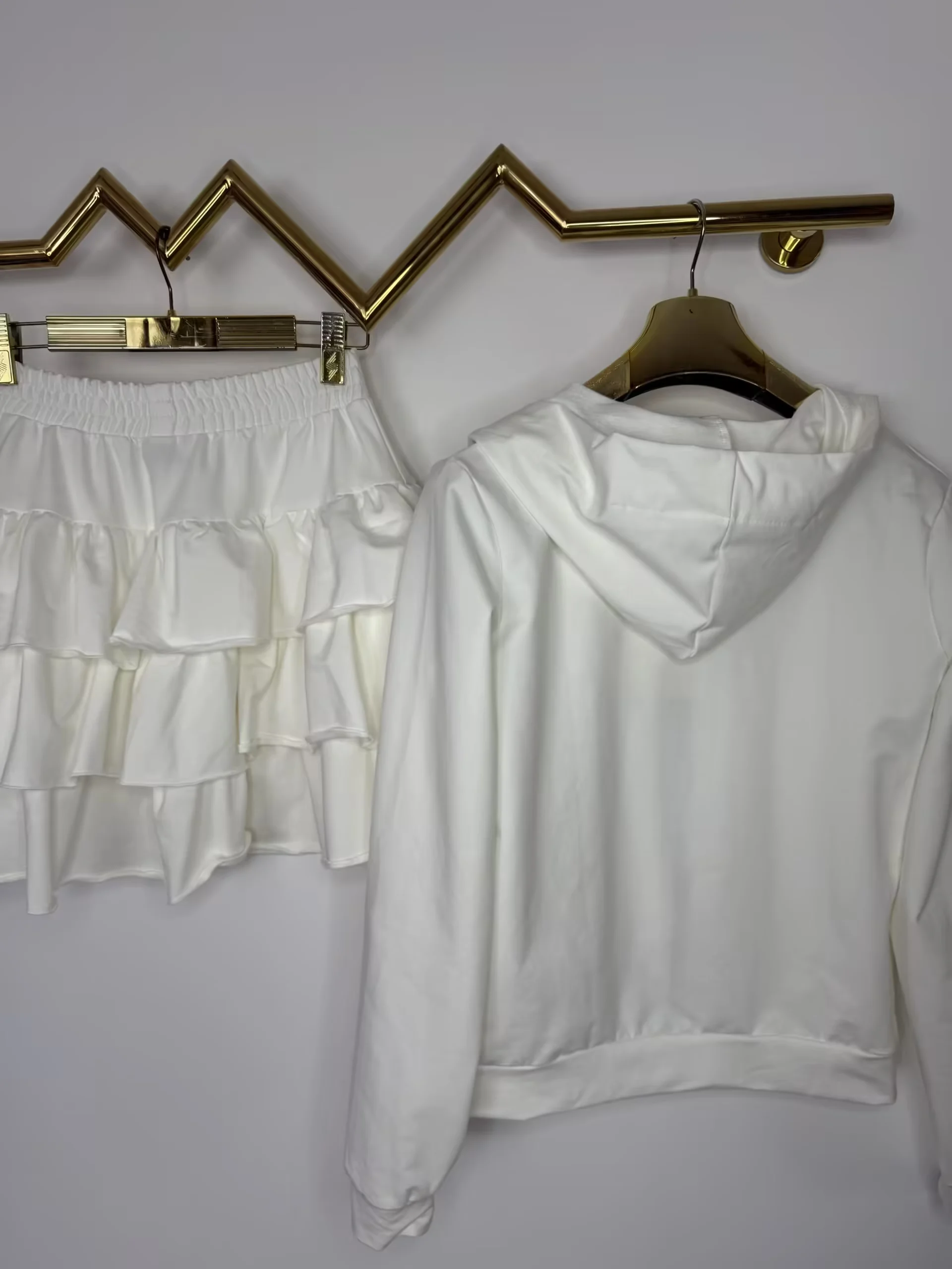 Komplet Lola Bianka biały bluza ze spódnicą - obrazek 7