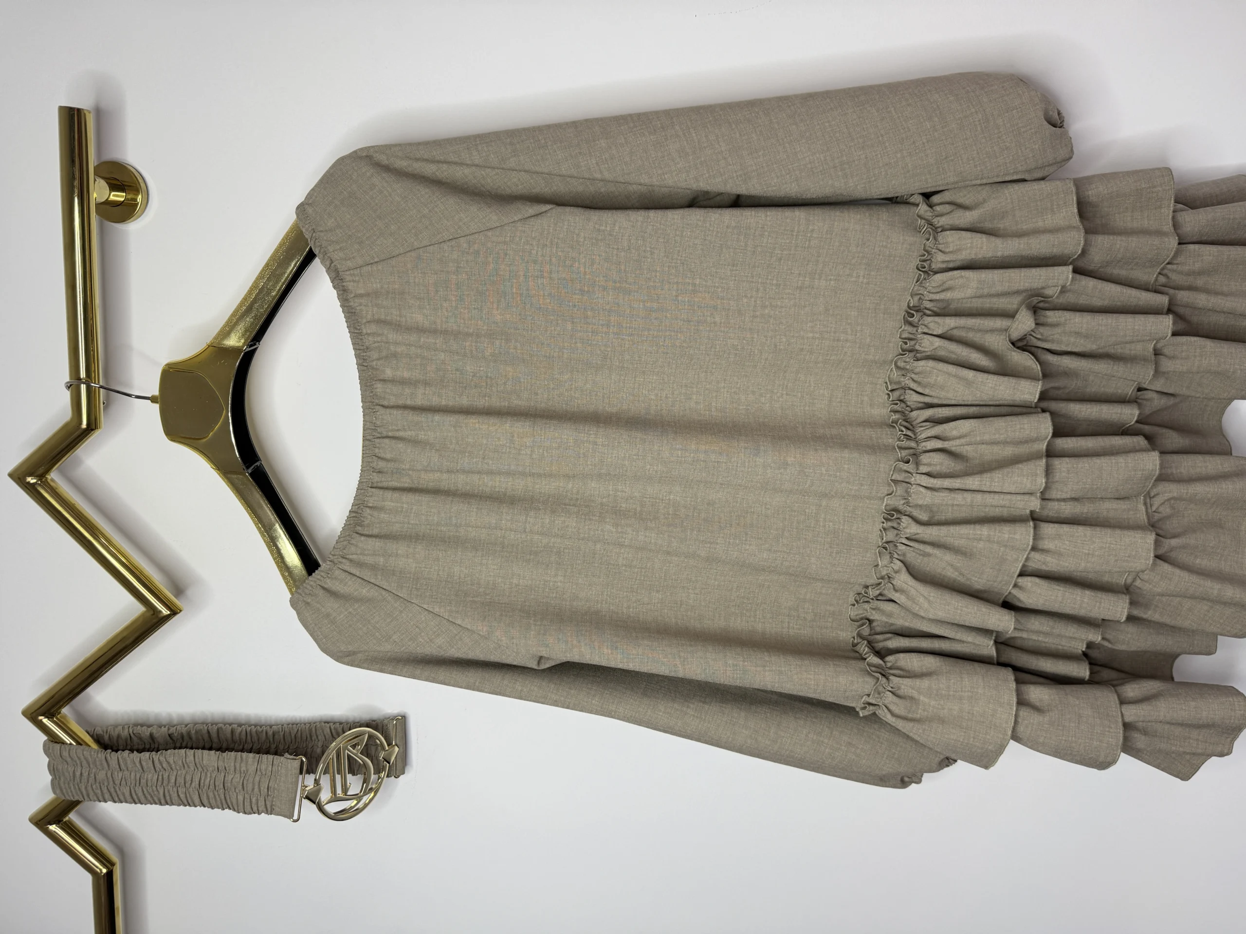 Sukienka Lola Bianka beżowa z paskiem - obrazek 10