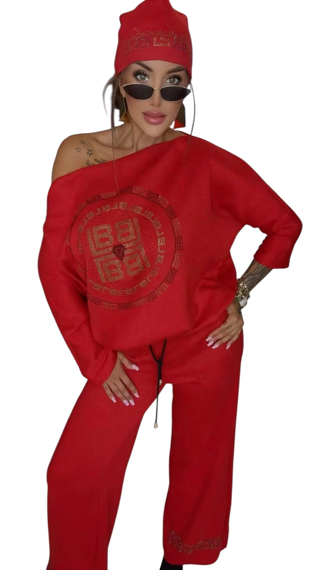 dres lola bianka czerwony z czapką komplet sweterków z dzianiny