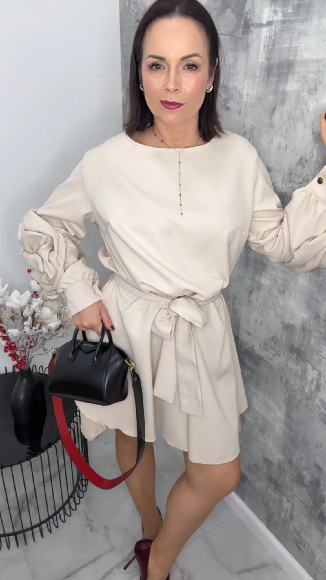 Sukienka Lola Bianka beżowa elegancka - obrazek 3