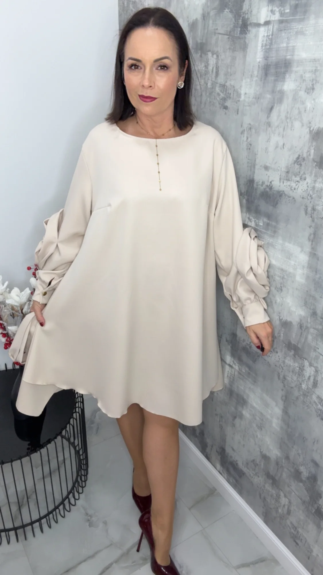 Sukienka Lola Bianka beżowa elegancka - obrazek 5