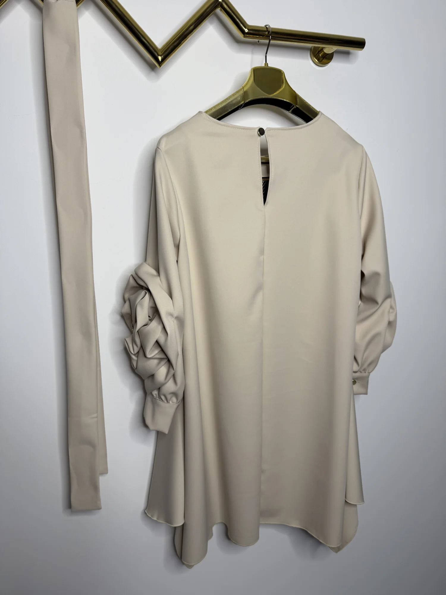 Sukienka Lola Bianka beżowa elegancka - obrazek 10