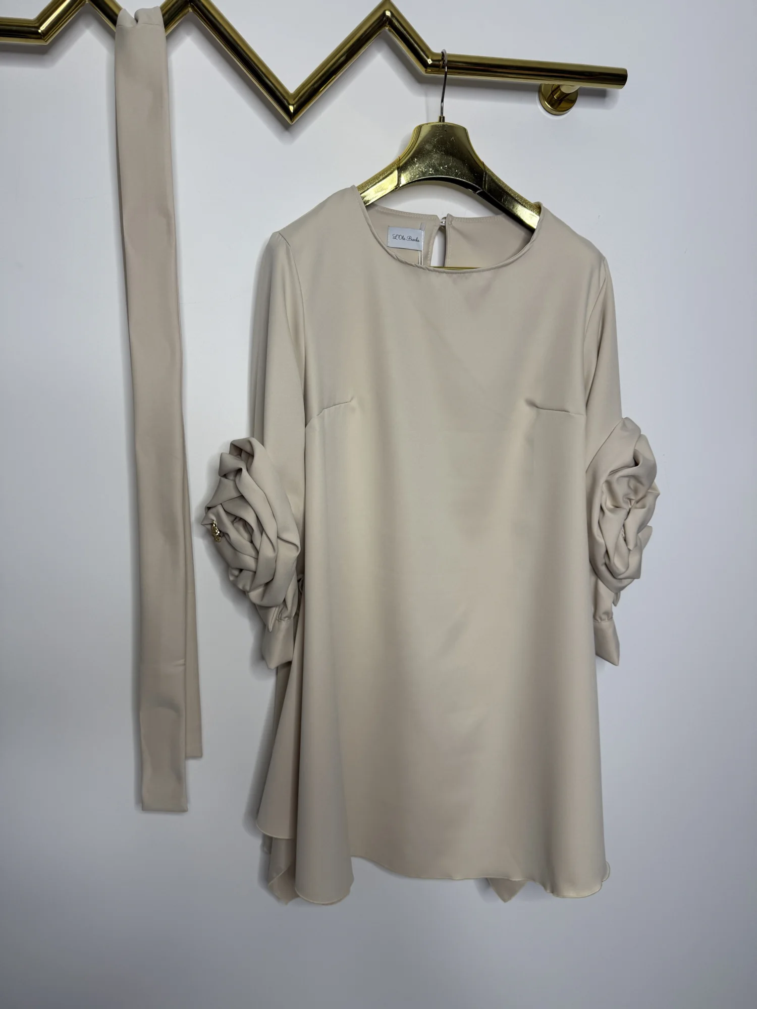 Sukienka Lola Bianka beżowa elegancka - obrazek 11